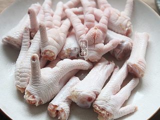 2、泡椒鸡爪,鸡爪剪去指甲，对半切开，在鸡爪掌心划一刀，方便入味；