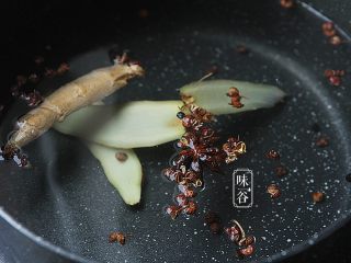 3、泡椒鸡爪,锅内倒入清水，放入姜片，花椒，八角;