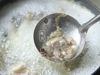 5、泡椒鸡爪,中途要用勺子撇去血沫，这样才不会有腥味;