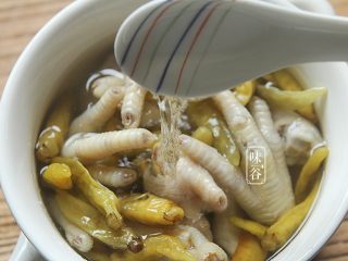 11、泡椒鸡爪,倒入醋;