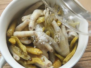 10、泡椒鸡爪,倒入适量凉白开，刚好没过鸡爪就行;