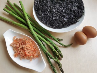 1、芦笋紫菜汤,准备所需要的食材。