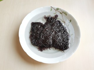 2、芦笋紫菜汤,紫菜用水泡开，为防止有细小沙粒，可放入漏勺中用水冲洗一下。