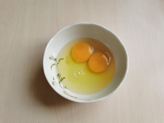 4、芦笋紫菜汤,鸡蛋打入碗中，用筷子搅散。