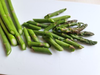 6、芦笋紫菜汤,芦笋去掉根部较老的部分，切成段状或者切成小丁都可以。