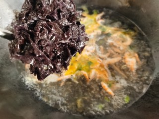 11、芦笋紫菜汤,放入清洗好的紫菜烧开。