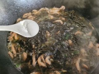 12、芦笋紫菜汤,紫菜做汤自带鲜味，所以不需要太多的调料，只需要加少许的食盐和少许的胡椒粉即可。