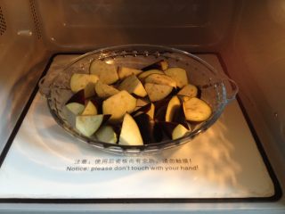 6、地三鲜,茄子也放进微波炉里，高火叮2分钟（如果较多，可分两次）