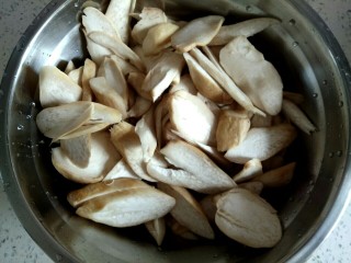 1、杏鲍菇尖椒炒鸡蛋,杏鲍菇切片