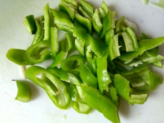 2、杏鲍菇尖椒炒鸡蛋,尖椒切菱形片