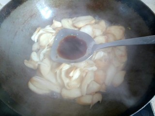 7、杏鲍菇尖椒炒鸡蛋,把杏鲍菇里的水耗干，放入一勺生抽