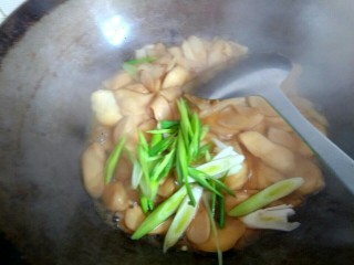 9、杏鲍菇尖椒炒鸡蛋,加入适量盐，放入葱丝翻炒