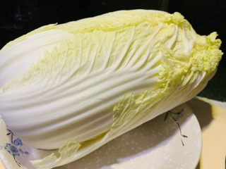 1、白菜丸子汤,白菜准备一颗