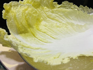 2、白菜丸子汤,吃多少就取多少