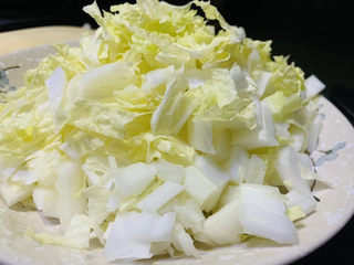 3、白菜丸子汤,将白菜洗净，切碎