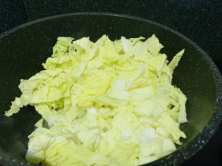 5、白菜丸子汤,锅加食用油，热锅，加入白菜