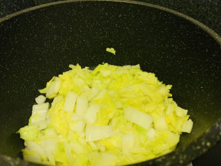 7、白菜丸子汤,白菜稍微炒软