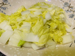 8、白菜丸子汤,盛起白菜，待用，炒过的白菜再煮汤，比较香
