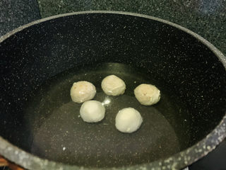 9、白菜丸子汤,锅加适量清水，丸子冷水下锅