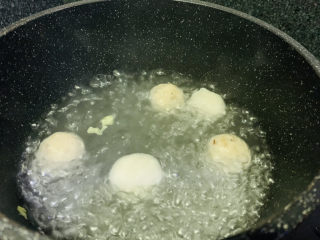 10、白菜丸子汤,大火煮开