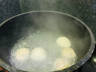 11、白菜丸子汤,转中火煮10分钟，汤汁变白