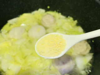 14、白菜丸子汤,水再开的时候，加鸡精
