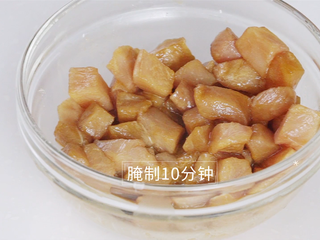 5、吃出健康的秘诀，虾仁杂蔬丁让你爱上餐桌,搅拌均匀后腌制10分钟