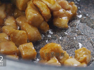 10、吃出健康的秘诀，虾仁杂蔬丁让你爱上餐桌, 将猪肉丁炒制至微黄