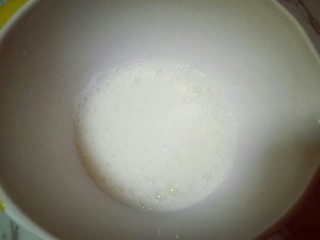 8、8寸戚风蛋糕,电动打蛋器将蛋白高速打发至呈现鱼眼泡时,加入三分之糖,继续高速打发,蛋清泡消失,细腻时再加入三分之一的糖,继续打发。