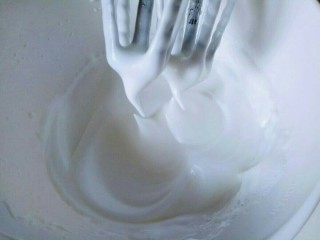 9、8寸戚风蛋糕,电动打蛋器高速打发,打至湿性发泡时加入最后的三分之一糖,,继续打发至蛋白出现细腻的纹路,将电动打蛋器调低速打发一会儿,感觉有些阻力时,就可以停止打发,以免消泡,提起打蛋器有微微的弯勾就可以,如图