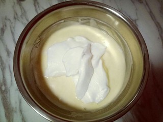 11、8寸戚风蛋糕,再取三分之一的蛋白霜加入蛋黄糊中,继续上面的手法,翻拌直至看不到蛋白霜。