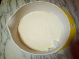 13、8寸戚风蛋糕,最后将蛋黄糊倒入蛋白霜的容器中,继续翻拌的手法,直至看不到蛋白霜即可。