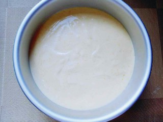 15、8寸戚风蛋糕,将蛋糕模具,从上往下摔模具,震出气泡。(可以多摔几次)