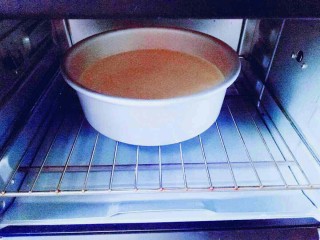 16、8寸戚风蛋糕,烤箱150度预热5分钟,模具放烤箱下层,上下火烤35-40分钟,具体时间根据自家烤箱温度设定。