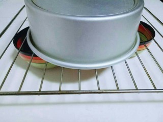 17、8寸戚风蛋糕,40分钟后戴上隔热手套,取出烤盘,垂直摔一下,震出热气。即可倒扣再烤网上,下面可以放两个碗,这样凉的比较快,彻底凉后再脱模。