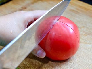 3、茄汁排骨烧虎皮蛋,番茄划十字