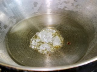 5、茄汁排骨烧虎皮蛋,小火倒入油,放入老冰糖,熬糖色