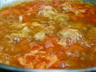 9、茄汁排骨烧虎皮蛋,放入适量清水,大火烧开转小火慢炖半小时