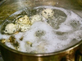 10、茄汁排骨烧虎皮蛋,鹌鹑蛋煮熟,冷却后剥壳