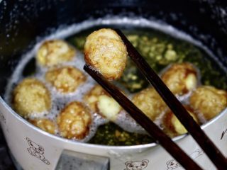 13、茄汁排骨烧虎皮蛋,炸至金黄捞出沥干