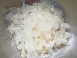 2、百变水果 苹果香橙银耳羹,泡发的银耳撕成碎片洗干净。