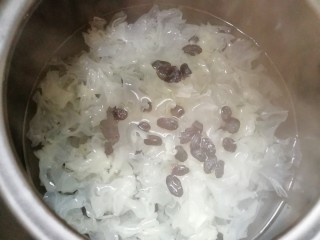 3、百变水果 苹果香橙银耳羹,砂锅内放水烧开，下入银耳和葡萄干再次烧开，转中小火煮40分钟。