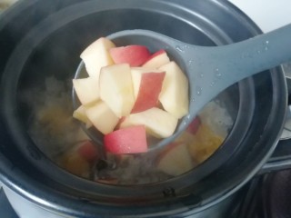 5、百变水果 苹果香橙银耳羹,下入砂锅内。