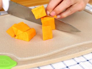 2、南瓜羊肉泥,南瓜去皮切碎