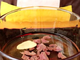 3、南瓜羊肉泥,羊肉和姜冷水入锅，开大火煮沸