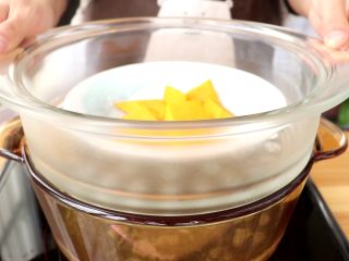 4、南瓜羊肉泥,南瓜放入蒸笼里，放在煮羊肉的锅上