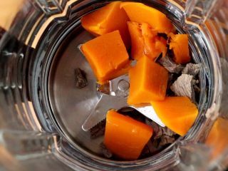 5、南瓜羊肉泥,煮好的羊肉和蒸熟的南瓜倒入辅食机中