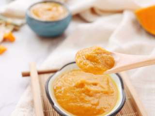 6、南瓜羊肉泥,绵绵的，一点儿也不柴的肉泥，搭配蔬菜更好。也可以和宝宝吃的米粉一起混合食用哒~