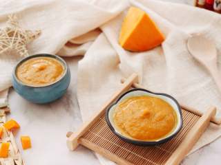 7、南瓜羊肉泥,可以将剩余的肉泥放在宝宝辅食分隔盒中，密封冷冻保存，吃的时候拿出来上锅蒸一蒸就可以食用了。