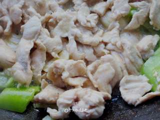 7、彩椒鸡胸肉,待青辣椒炒至微软时加入鸡肉大火快速翻炒